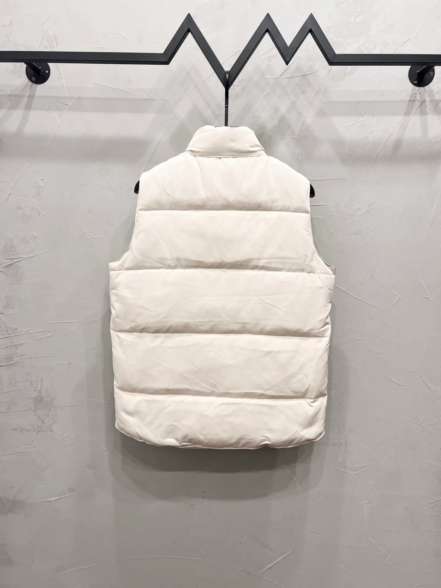 P330 model number: YC26 Canada goose/Canada Goose 4154M Freestyle Crew down vest, using international 50 down, genuine original clothing, pay attention to the version, YKK double zipper, velvet on the back collar, more warm, zippered hidden pocket on the inside, genuine mesh pockets on the inside. If you need to compare with the genuine product, check it out at any time. All accessories are made by the original factory. The fabric is molded and customized according to the original version. It can be restored by kneading it at will (fabric interpretation: the harder the fabric, the better the waterproof performance. Only those who buy the latest authentic version this year will notice the softness and comfort of the fabric. Soft fabrics are waterproof and have memory rebound function, which is the authentic fabric). The down is synchronized with genuine white duck down, fluffy and not clumps. The original version of Big Goose is white duck down. It is not the goose down boasted by the world's random copywriting. It can be verified through any official channel. Customized authentic YKK double zipper military-grade copper core zipper puller. High hardness and no jamming. The original smoothness is restored. The workmanship and wiring are all controlled by workers with more than ten years of service. They must be horizontal and vertical. No crookedness. The inner wiring density is more sophisticated. Feel free to compare. Big goose label. Collar label. Washed label. Hangtag. Zipper rope. Pocket label. Collar velvet. Buttons. All details are updated simultaneously with the original version. The best version. A fighter in a world-famous vest. Compare to the entire network. Color: Black White Navy Blue Gray Gray Gray Label Size: S-XXL